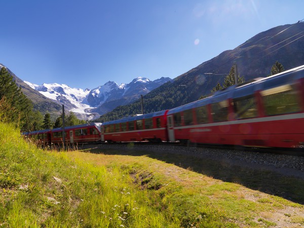 Rhätische Bahn in der Montebello Kurve am Berninapass